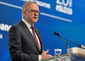 Australian PM Urges Residents to Power Down Phones Every Night for Five Minutes