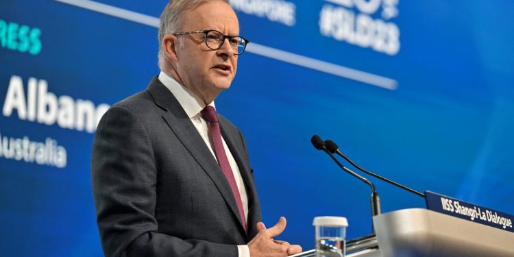 Australian PM Urges Residents to Power Down Phones Every Night for Five Minutes