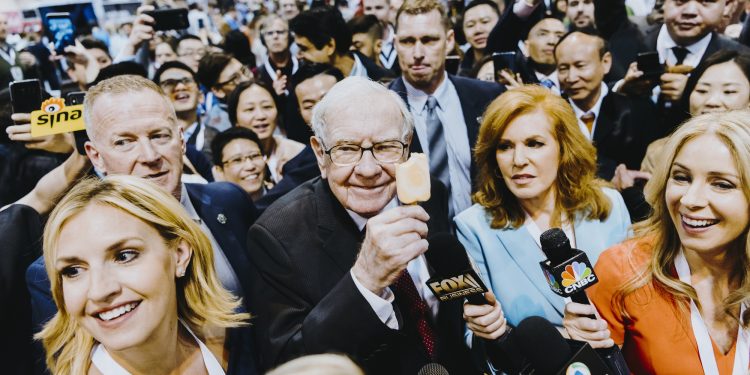 Berkshire Hathaway Reports Record Operating Profit Amidst Rising Rates, Boosting Buffett’s Returns