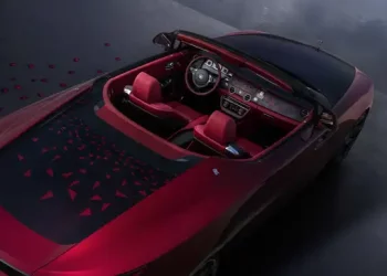 The Rolls-Royce Droptail Is a $30 Million Convertible With a Manual Top: A Blend of Luxury and Classic Elegance