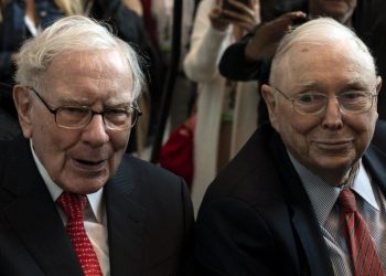 ‘A Titan of Business’: Tributes Pour in for Charlie Munger from Warren Buffett, Tim Cook, and Others