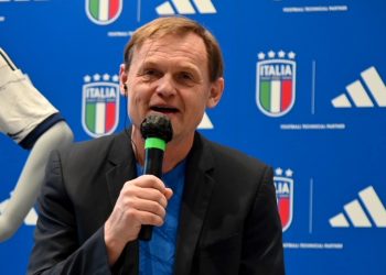 CEO Transparency: Former Football Star Distributes Personal Phone Number to 60,000 Employees