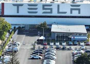 Tesla Boosts Pay for U.S. Factory Workers as UAW Momentum Builds