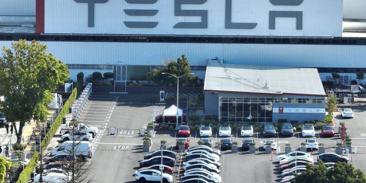 Tesla Boosts Pay for U.S. Factory Workers as UAW Momentum Builds