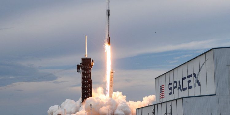 Jeff Bezos Criticizes Elon Musk’s Rockets for Excessive Heat Emissions