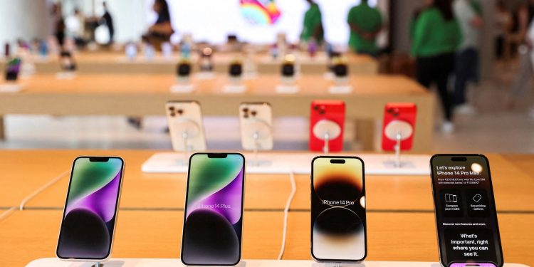 Google Aims to Track 300 Million iPhone Users Within 5 Years