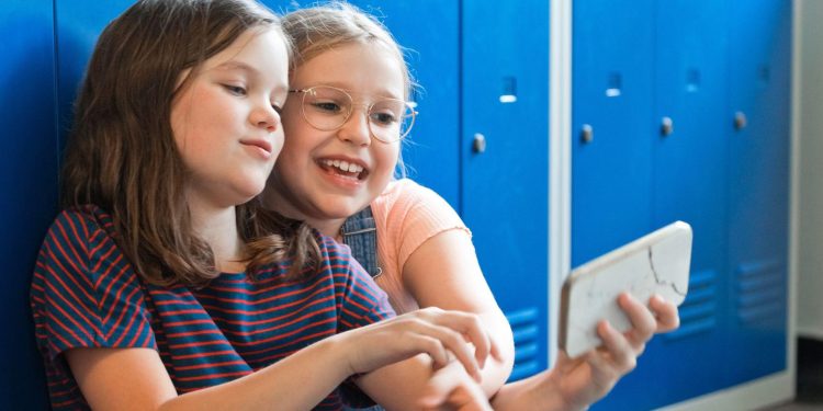 Do Not Give Smartphones to Children Under 11, EE Tells Parents