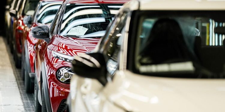 Nissan Faces Critical Juncture: Seeks Investor After Renault Cuts Stake, Warning of Survival Window