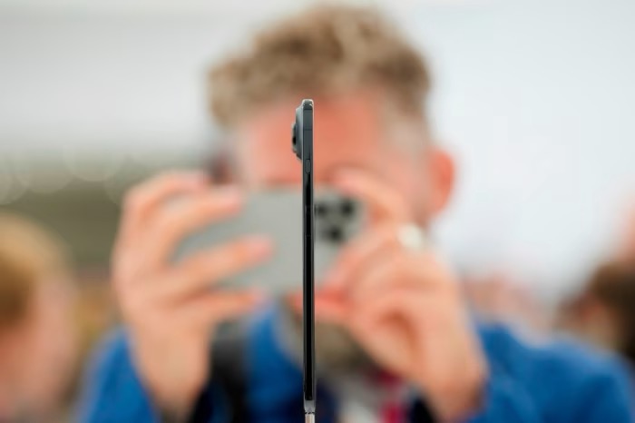 Apple’s ‘Skinny’ iPhone Falls Flat With Disappointing Early Sales