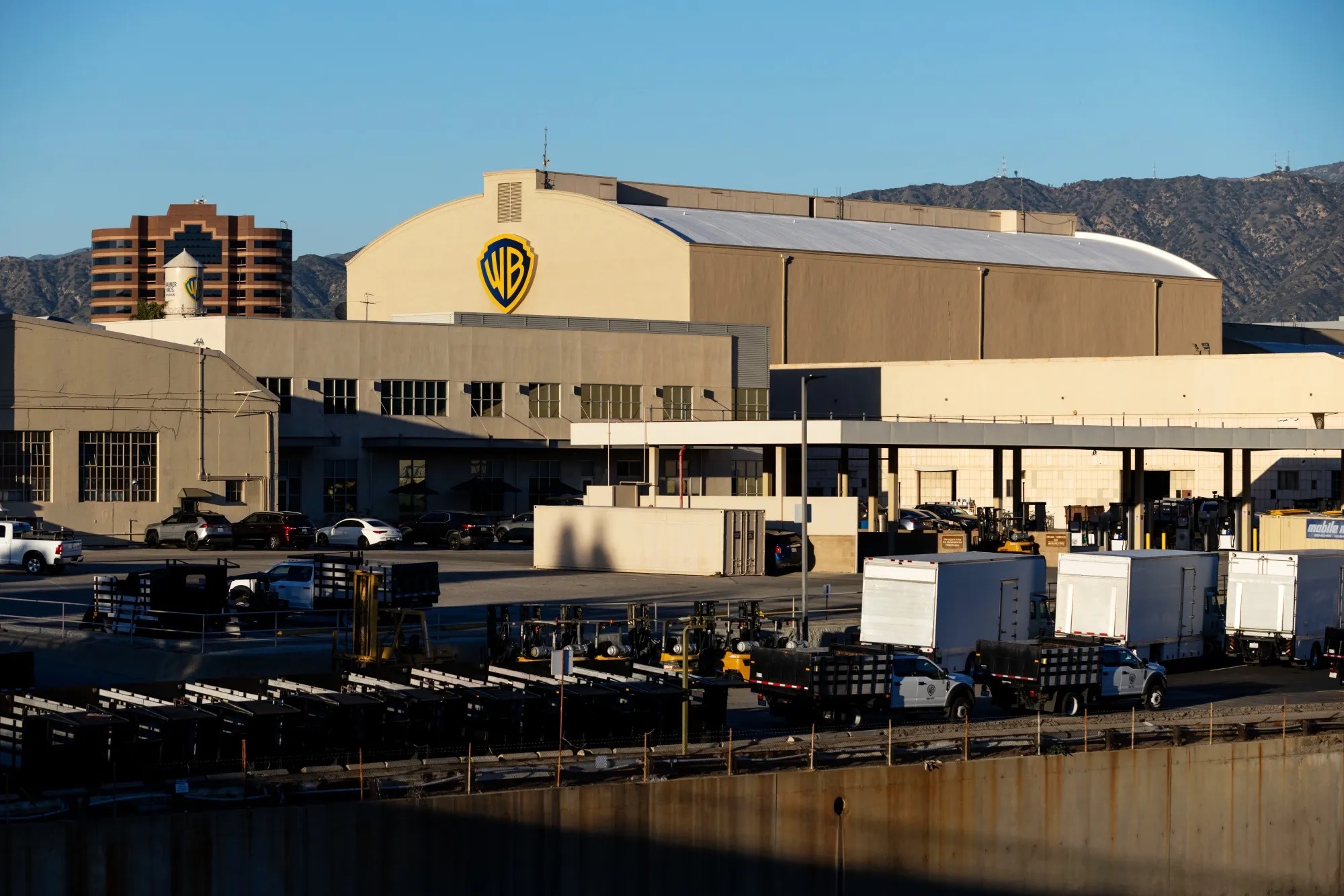 Warner Bros. Plans to Reject Paramount Bid Over Funding and Terms