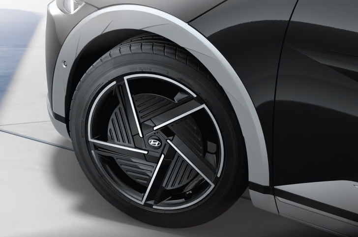 Mercedes to Reintroduce Buttons—But Keeps Faith in Big Screens