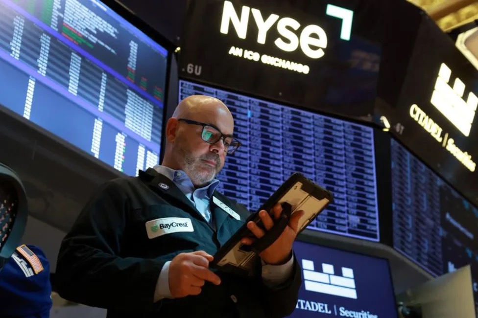 Wall Street Ends Mixed as Broadcom Drags Tech, European Stocks Gain; Oil Dips